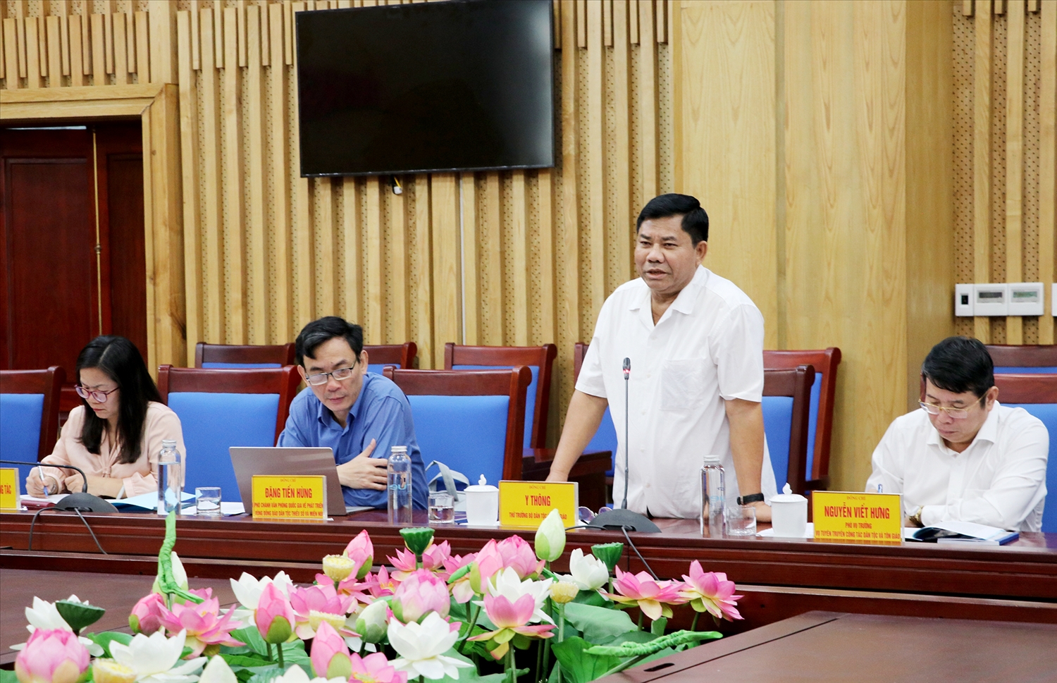 Thứ trưởng Y Thông kết luận buổi làm việc 