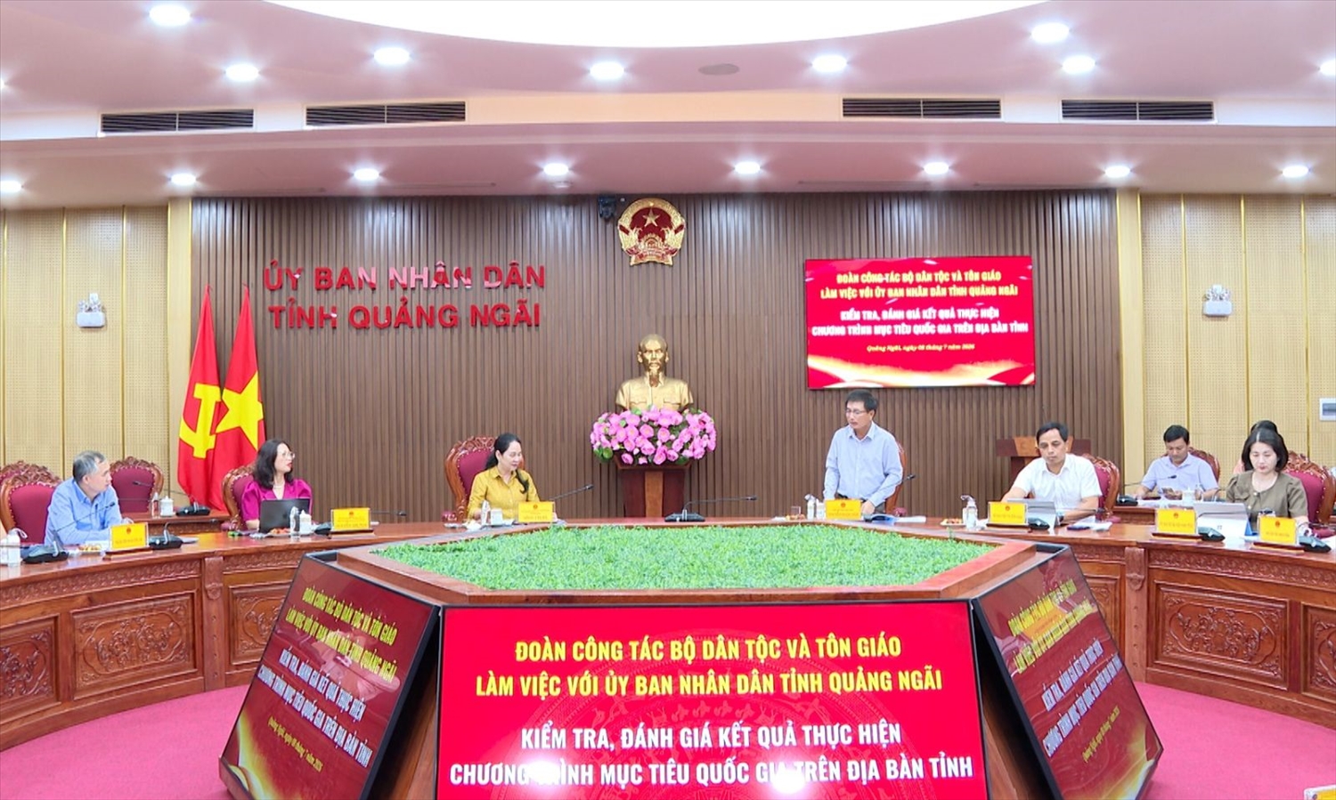 Quang cảnh buổi làm việc