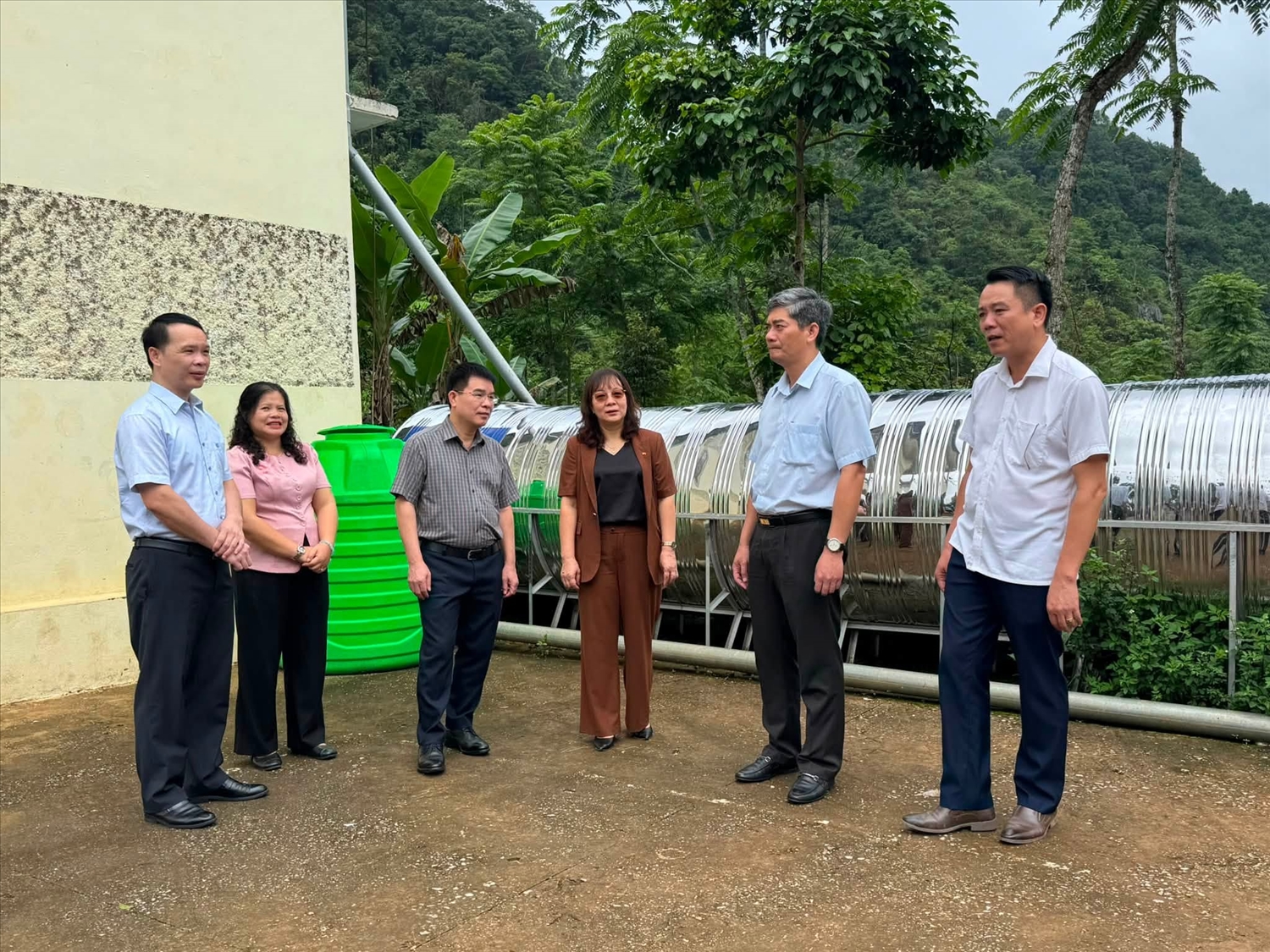 Thứ trưởng Y Vinh Tơr và Đoàn công tác kiểm tra dự án công trình nước sạch tại xóm Đức Xuân, xã Hòa An