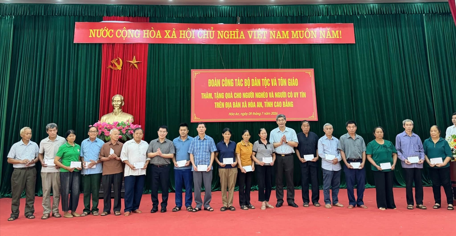 Thứ trưởng Y Vinh Tơr tặng quà cho người có uy tín và các hộ nghèo trên địa bàn xã Hòa An