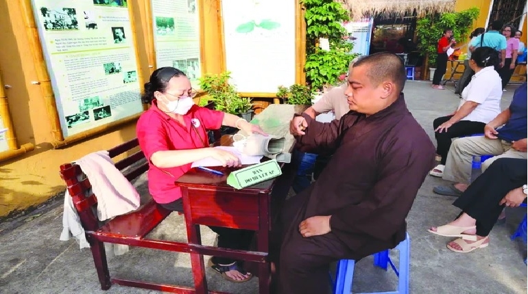 Đại đức Thích Huệ Đức - quản sự chùa Hương Thiền tham gia hiến máu nhân đạo