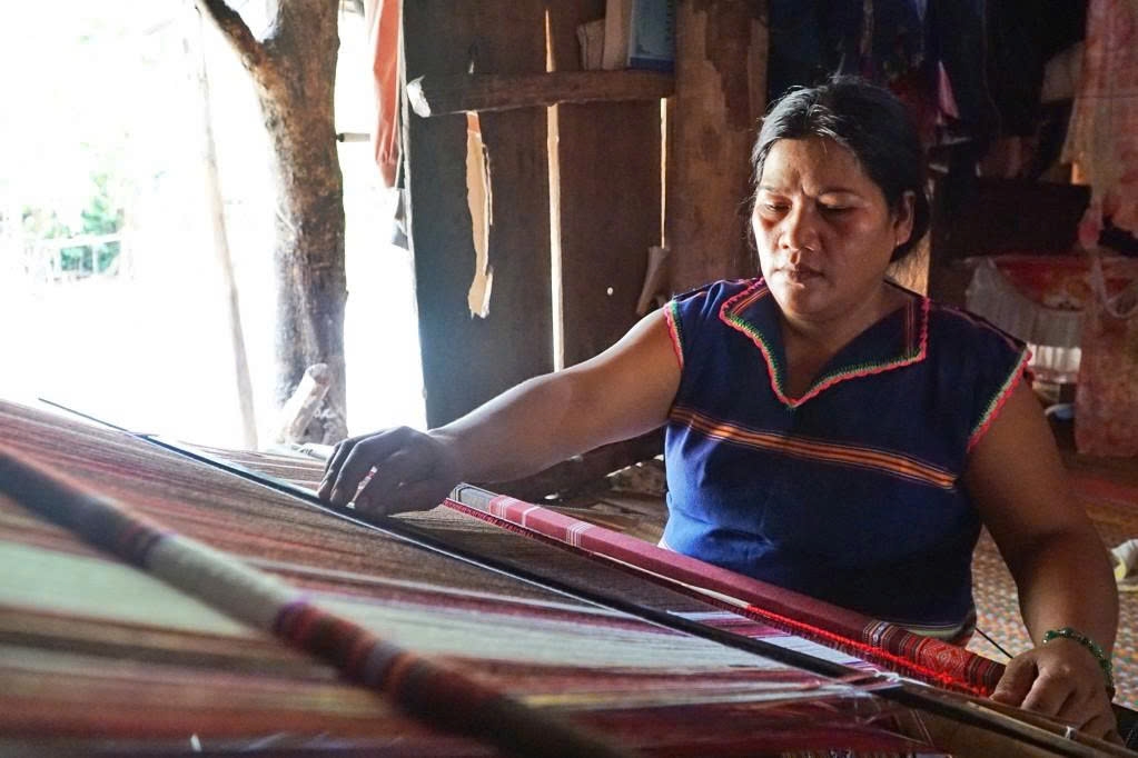 Dệt thổ cẩm là một phần không thể thiếu trong cuộc sống của chị Y Mứi. Gần 30 năm qua, người phụ nữ Gia Rai ở làng Bar Gốc (xã Sa Thầy, tỉnh Quảng Ngãi) vẫn bền bỉ bên khung cửi, gìn giữ nghề dệt truyền thống của dân tộc mình