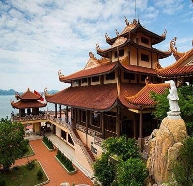 Kiến trúc chùa Cái Bầu mang đậm nét truyền thống với hệ thống mái ngói nhiều tầng, đường cong mềm mại, các họa tiết trang trí tinh xảo, hài hòa với cảnh quan thiên nhiên và không gian Phật giáo thanh tịnh