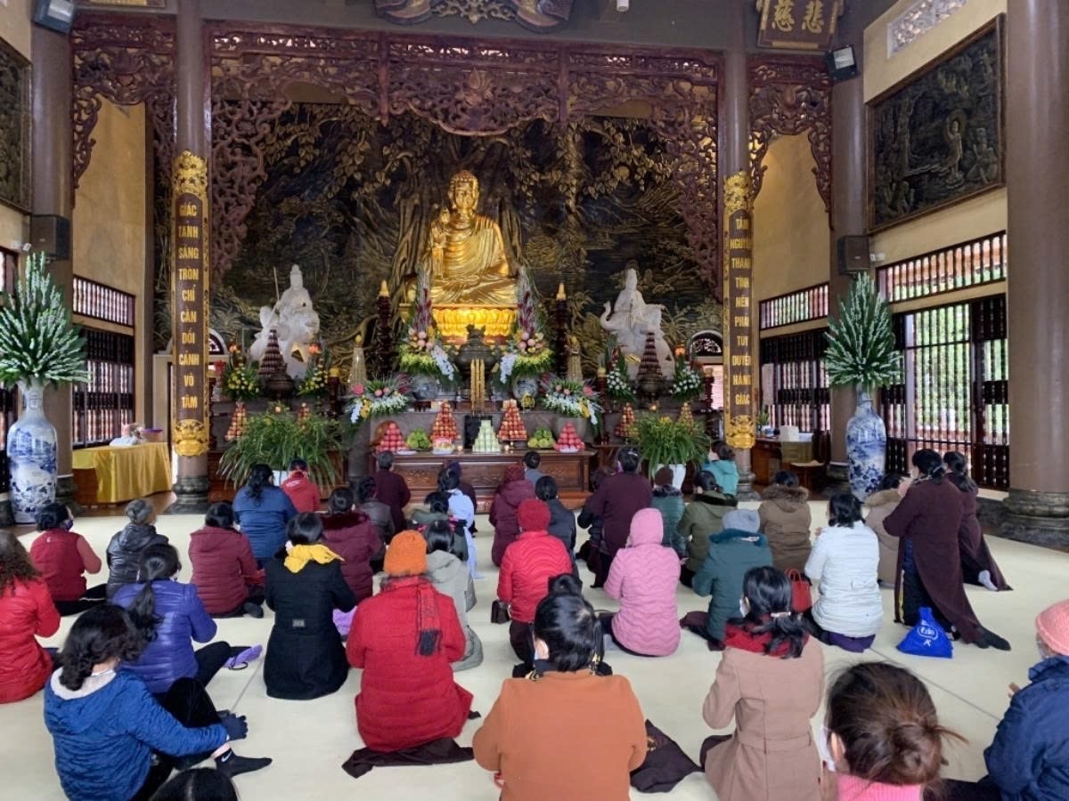 Phật tử thành kính lễ Phật tại chính điện chùa Cái Bầu. Không gian thờ tự trang nghiêm cùng hoạt động hành lễ góp phần tạo nên đời sống tín ngưỡng phong phú, hướng con người đến sự bình an và những giá trị thiện lành