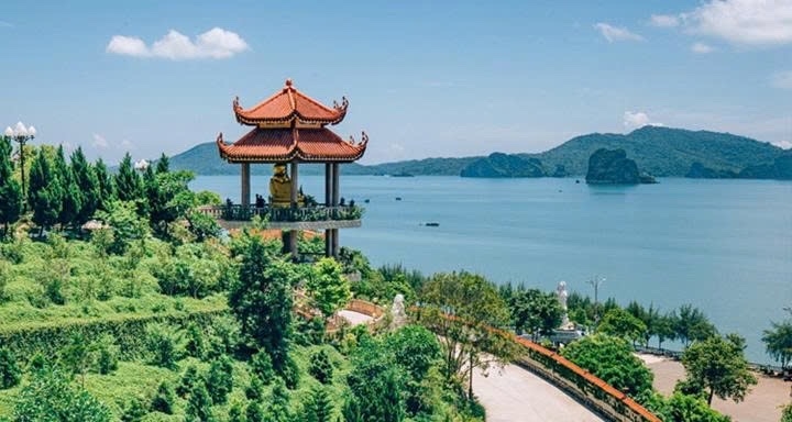 Không gian thanh tịnh của chùa Cái Bầu hướng ra vịnh Bái Tử Long, nổi bật giữa cảnh quan núi non, biển trời và cây xanh, tạo nên vẻ đẹp hài hòa của không gian Phật giáo