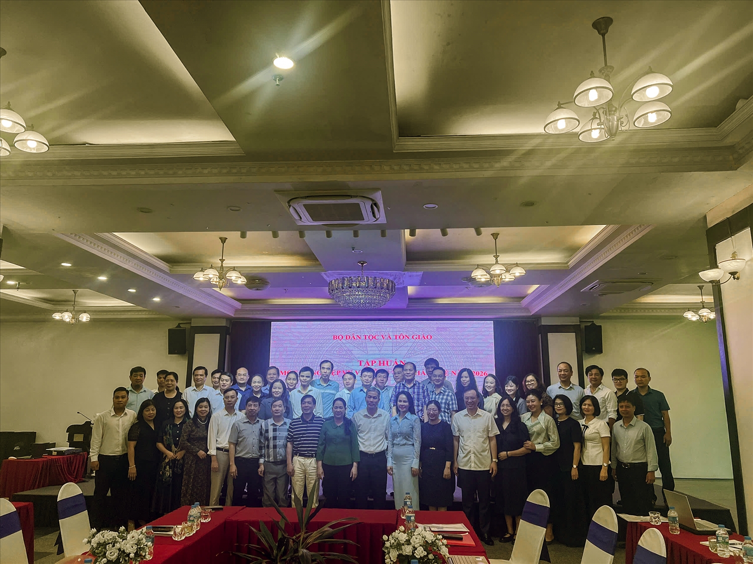 Các đại biểu chụp ảnh lưu niệm
