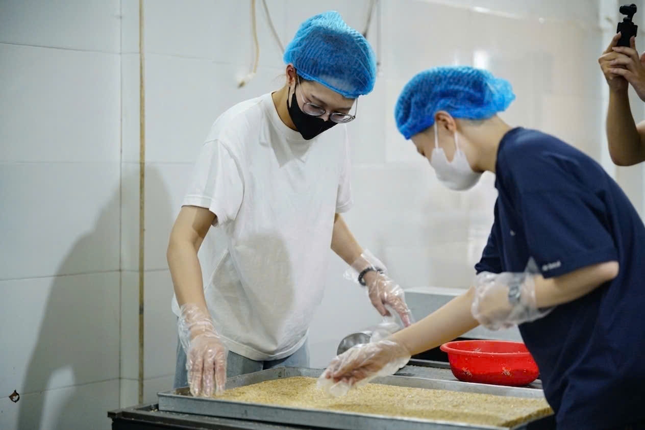 Hoạt động Ngự Khách Vi Hành đưa người trẻ trải nghiệm làng nghề bánh Cáy tại Hưng Yên