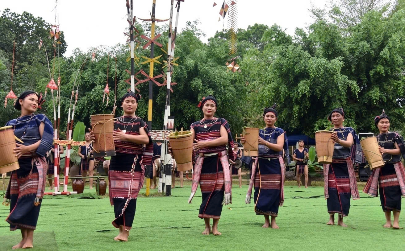 Những điều múa truyền thống của đồng bào Ba na hòa quyện cùng với thiên nhiên
