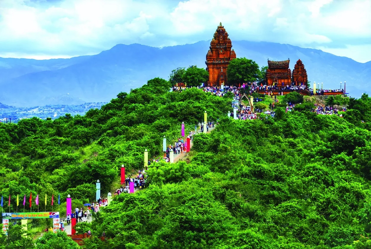 Lễ đón rước y phục nữ thần Po Nagar 