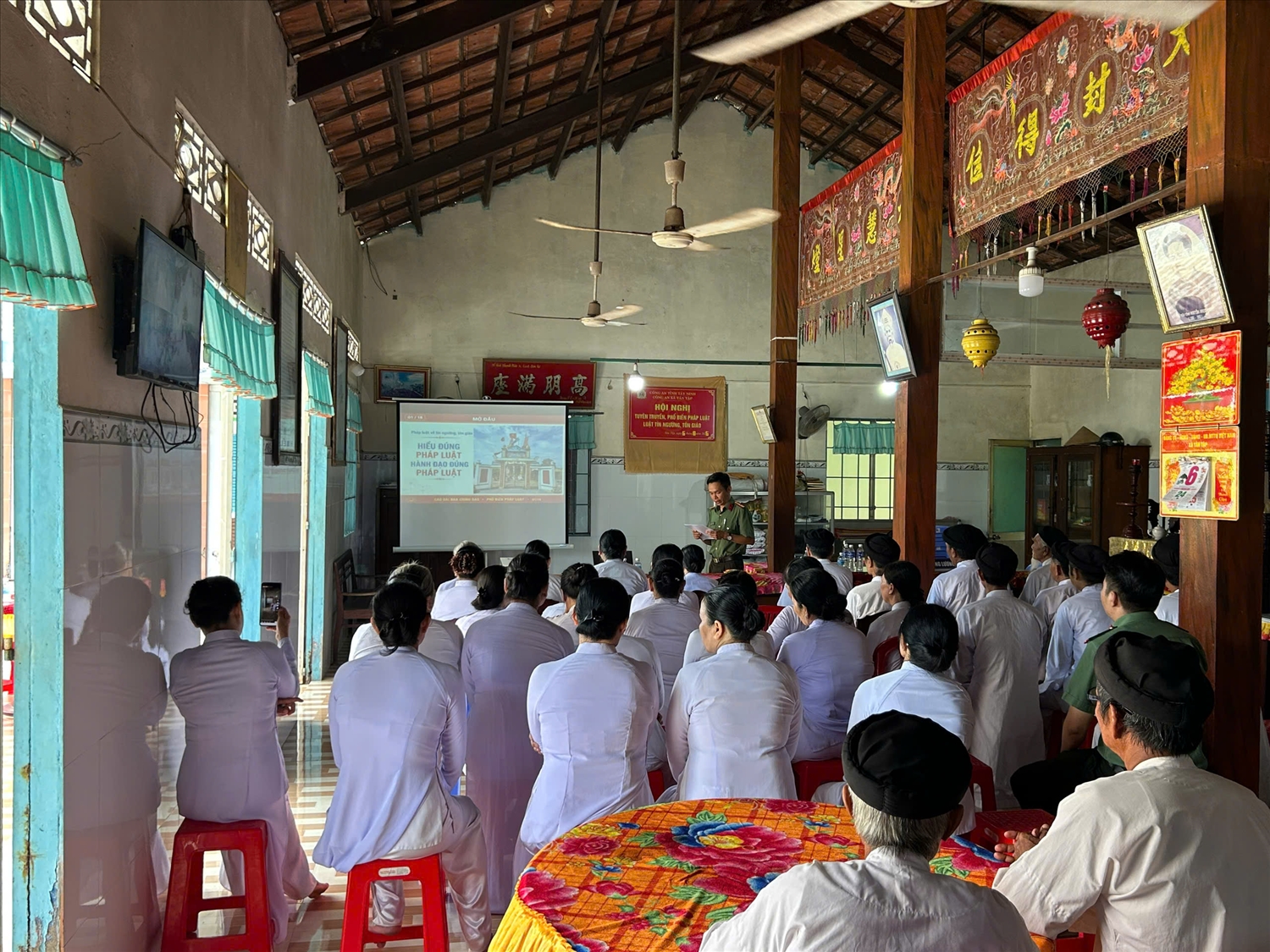 Chức sắc, chức việc, tín đồ tại thánh thất Cao Đài Đông Thạnh tham dự Hội nghị