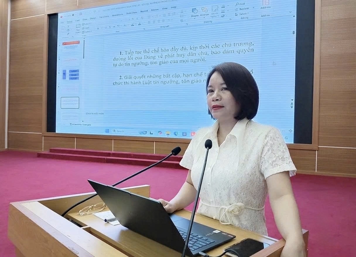 TS. Nguyễn Thị Định, Chuyên viên cao cấp, Ban Tôn giáo Chính phủ truyền đạt các nội dung của Luật Tín ngưỡng, tôn giáo năm 2026
