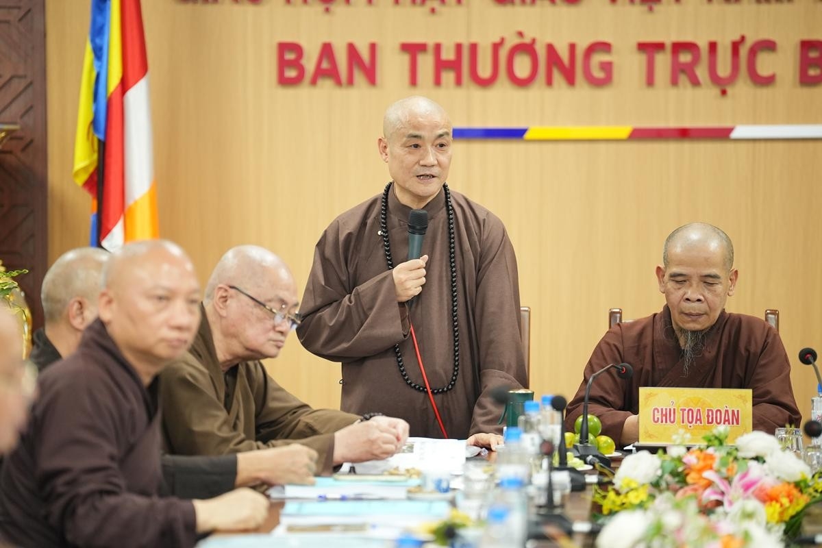 Thượng tọa Thích Tiến Đạt, Giám đốc Trung tâm tư liệu Phật giáo Việt Nam phát biểu phát biểu tại tọa đàm