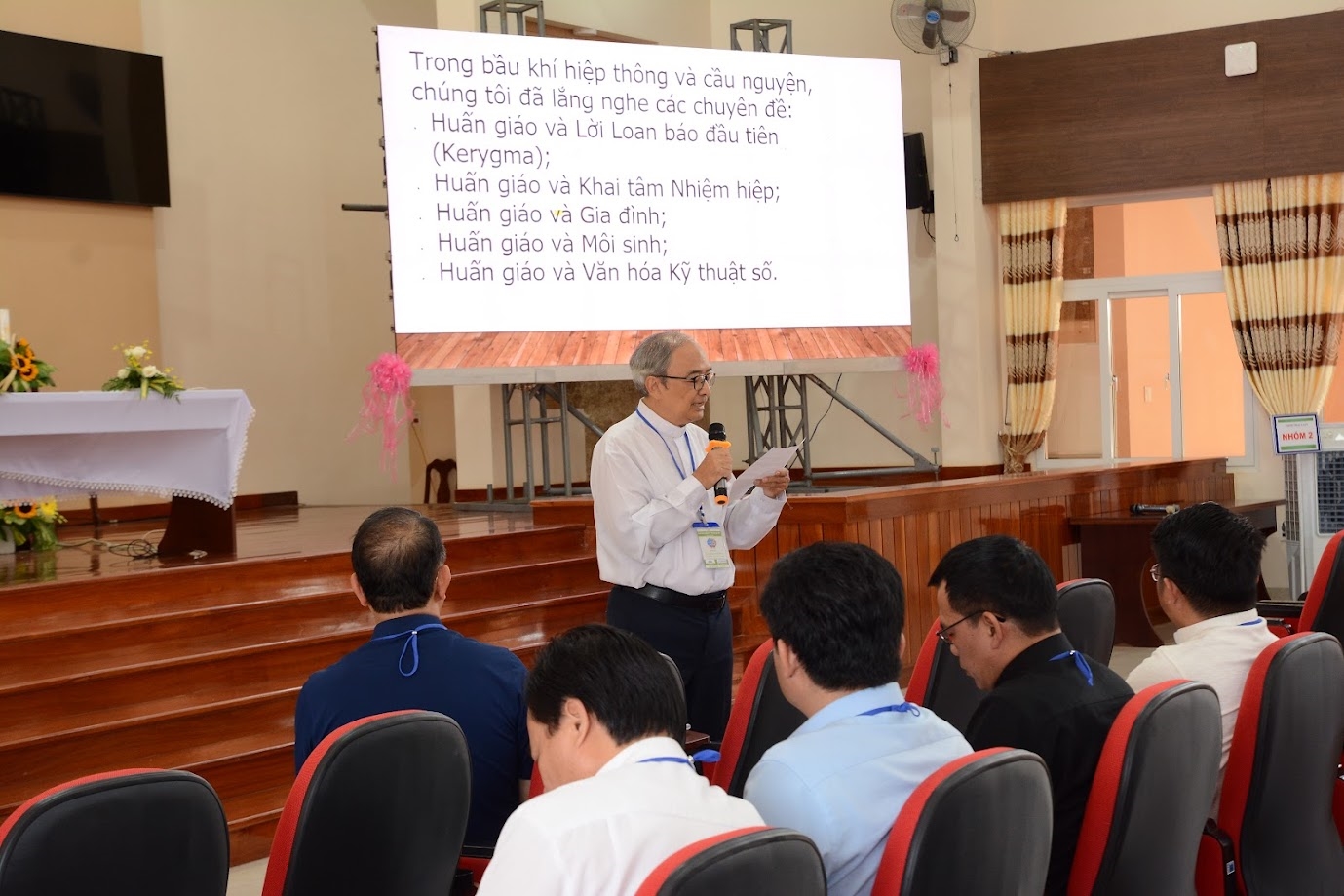 Linh mục Phêrô Nguyễn Văn Hiền trình bày bản tổng kết và bản ghi nhớ của Đại hội