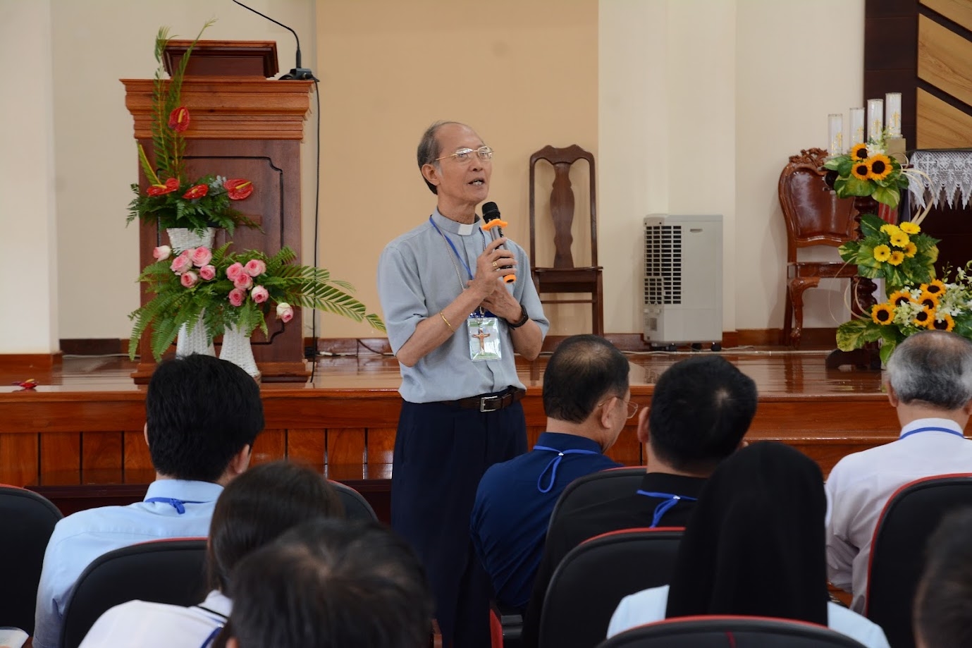 Các nhóm lần lượt trình bày những đúc kết từ các chủ đề đã được thảo luận