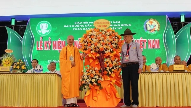 Ban Trị sự Giáo hội Phật giáo Việt Nam thành phố Huế tặng hoa chúc mừng