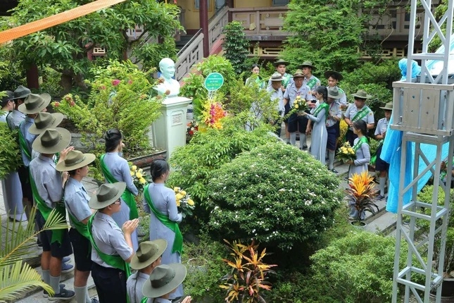 Phân ban Gia đình Phật tử Việt Nam đặt hoa tại tượng cư sĩ Tâm Minh Lê Đình Thám