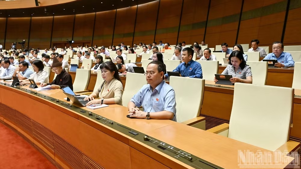 Các đại biểu Quốc hội dự một phiên thảo luận ở hội trường tại Kỳ họp không thường lệ thứ nhất, Quốc hội khóa XVI. (Ảnh: THỦY NGUYÊN)