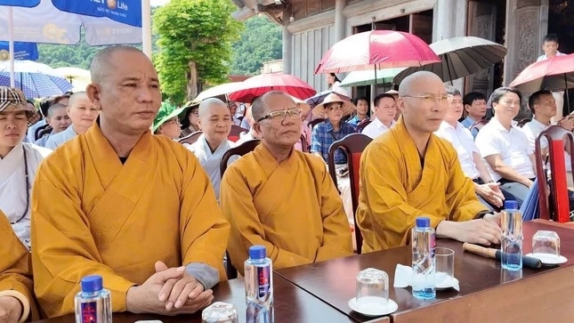 Chư tôn đức tham dự Lễ gắn biển