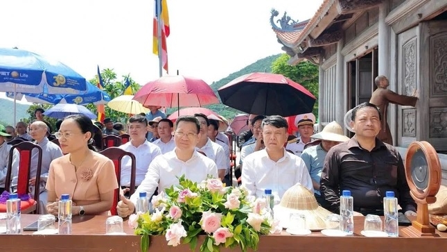 Đại diện chính quyền, các cơ quan đơn vị tham dự Lễ gắn biển