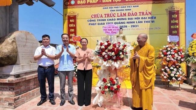 Đại diện chính quyền đặc khu Cô Tô tặng hoa chúc mừng buổi lễ