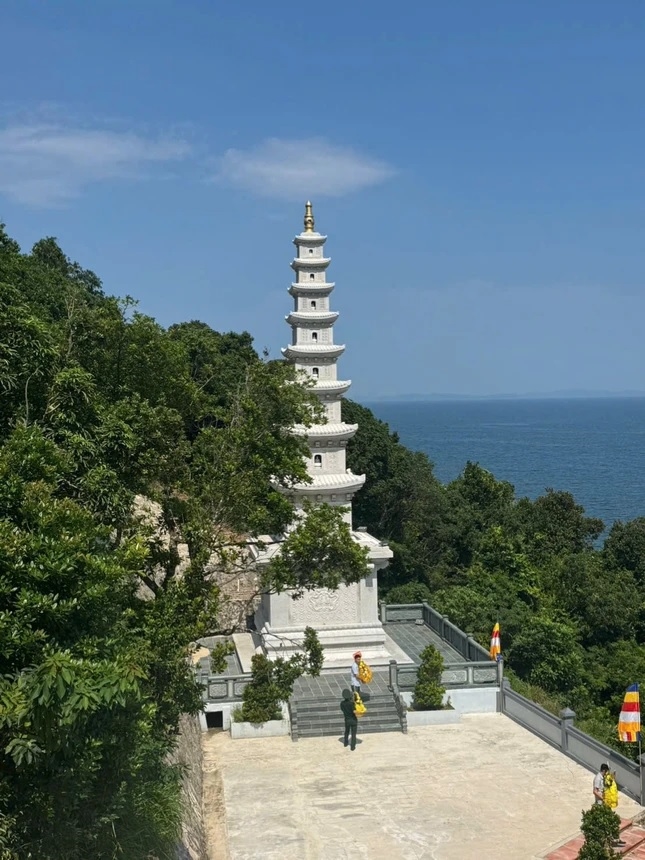 Việc hoàn thành chùa Trúc Lâm Đảo Trần góp phần đáp ứng nhu cầu sinh hoạt văn hóa, tín ngưỡng, tâm linh của quân và dân nơi vùng biển đảo; đồng thời tạo dựng một không gian văn hóa Phật giáo tại đảo tiền tiêu trấn giữ vùng biển Đông Bắc của Tổ quốc