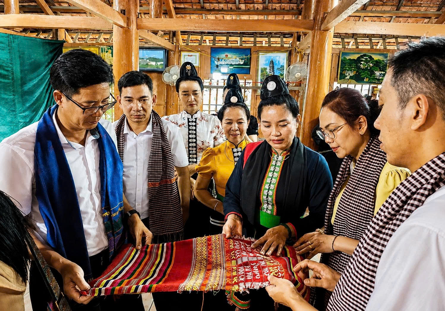 Người dân giới thiệu sản phẩm thổ cẩm truyền thống của đồng bào Thái đến du khách, góp phần quảng bá văn hóa và phát triển sản phẩm du lịch tại phường Mường Thanh, tỉnh Điện Biên
