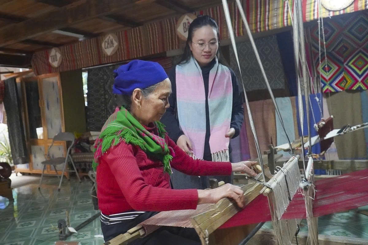 Nghề dệt thổ cẩm của đồng bào Thái ở Pù Luông không chỉ góp phần gìn giữ bản sắc văn hóa mà còn tạo sinh kế ổn định cho người dân địa phương