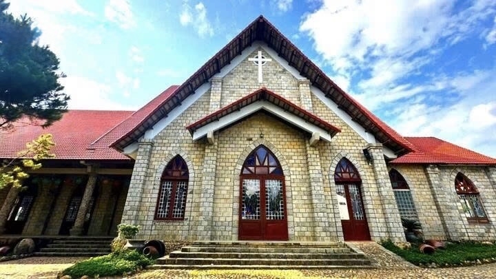 Kiến trúc nhà thờ Đạ Tông kết hợp hài hòa giữa phong cách Công giáo và hình ảnh nhà rông, nhà dài của đồng bào Mnông, Cơ-ho