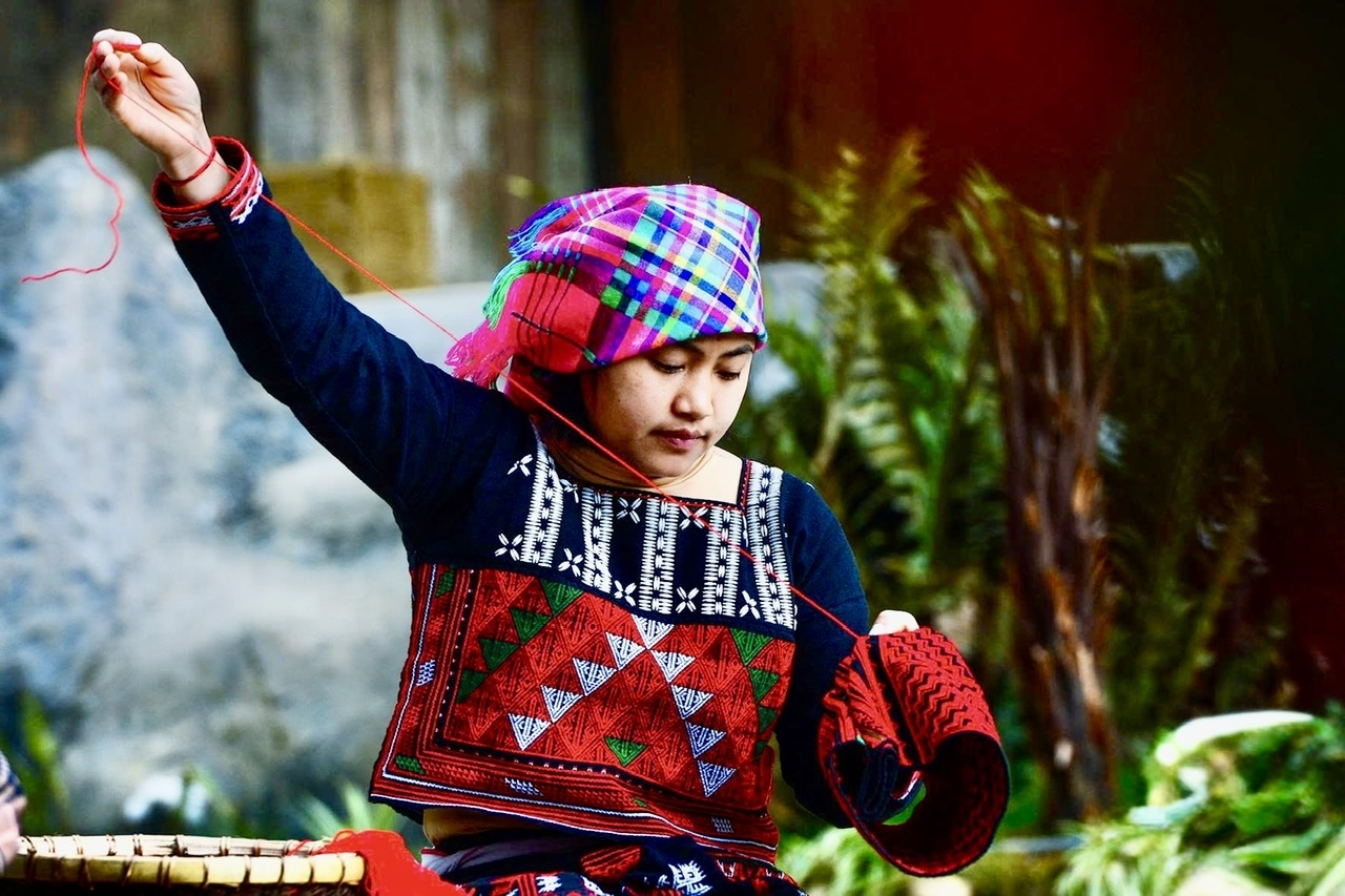 Mỗi bộ trang phục truyền thống của phụ nữ Xa Phó là kết tinh của kỹ thuật thêu thủ công, tri thức dân gian và bản sắc văn hóa dân tộc