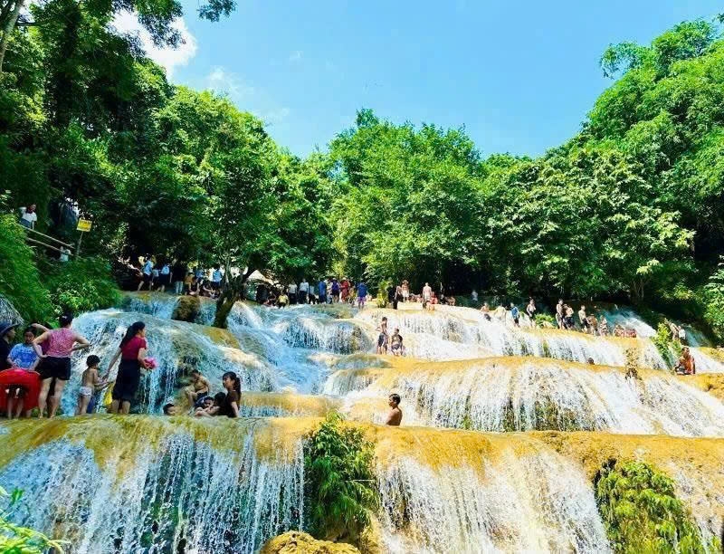 Du khách thường tìm về Thác Mây để trải nghiệm dòng nước mát lành và vẻ đẹp nguyên sơ của núi rừng