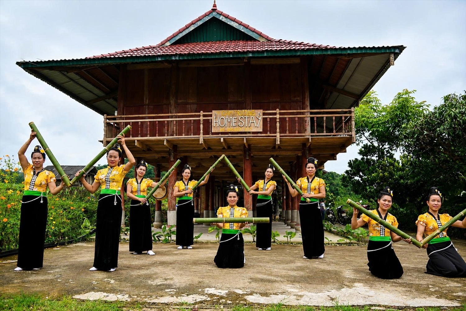 Du khách trải nghiệm hoạt động văn hóa truyền thống cùng đồng bào Thái tại một homestay ở phường Mường Thanh, tỉnh Điện Biên