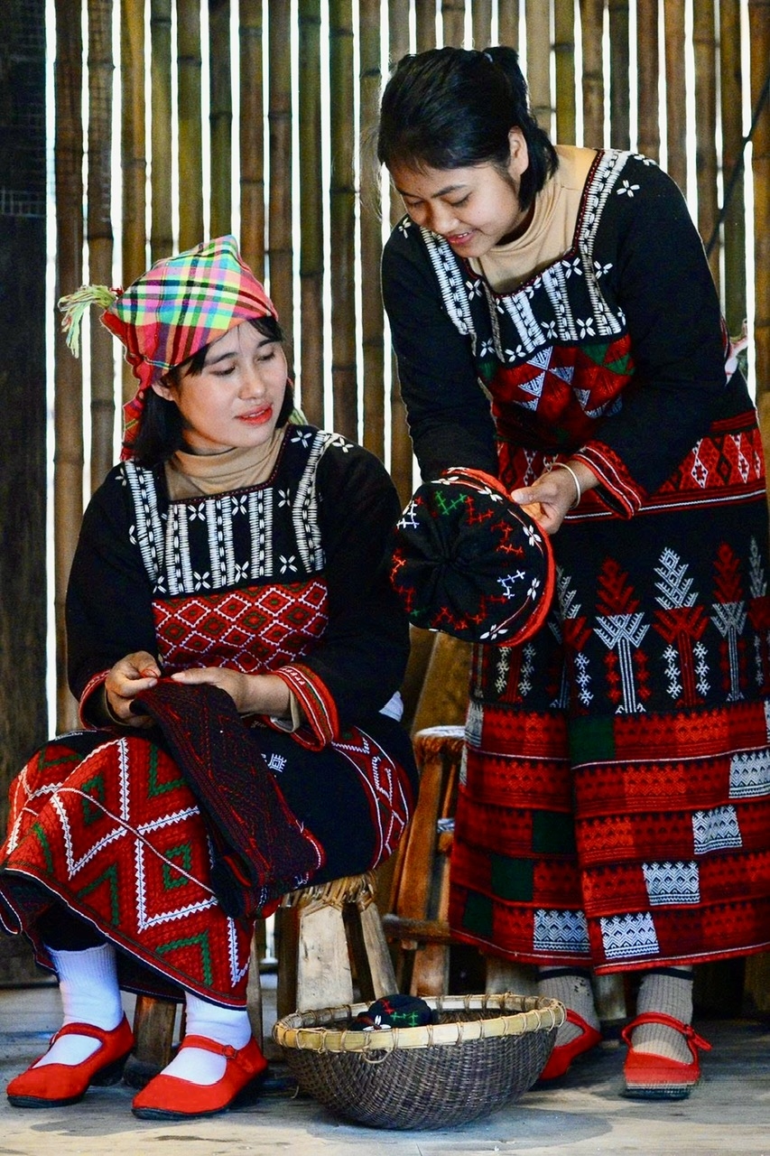 Sự trao truyền kỹ năng thêu truyền thống giữa các thế hệ người Xa Phó diễn ra tự nhiên trong đời sống hằng ngày, góp phần gìn giữ bản sắc văn hóa dân tộc