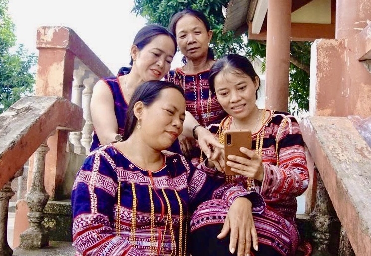 Phụ nữ DTTS cùng chia sẻ, trao đổi thông tin trên điện thoại thông minh, góp phần đưa công nghệ số đến gần hơn với đời sống cộng đồng