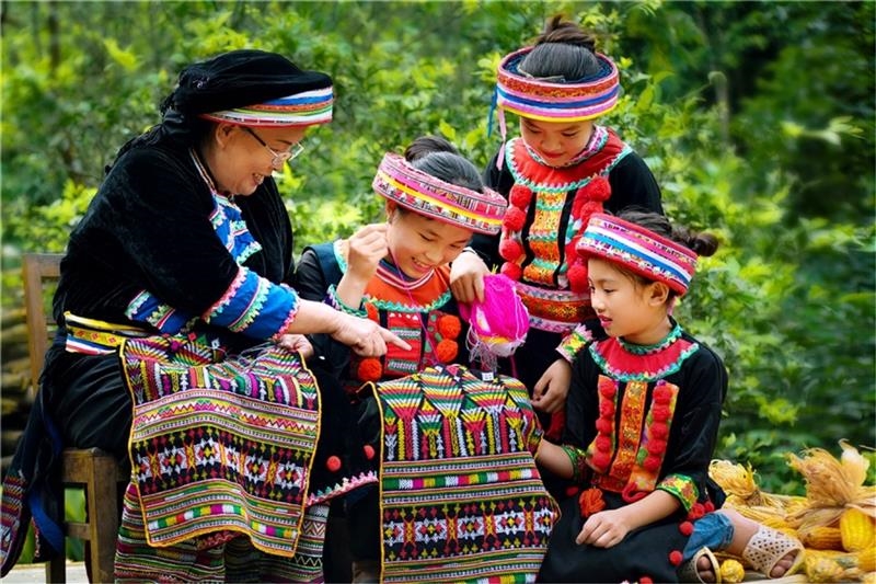 Phụ nữ dân tộc Mông với nghề thổ cẩm truyền thống 