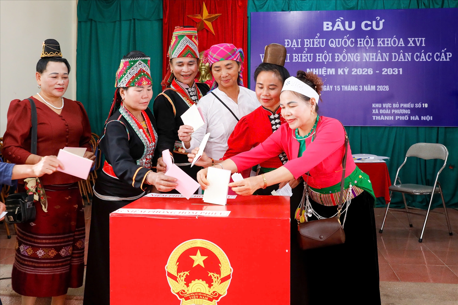Đồng bào các dân tộc thiểu số xã Đoài Phương, TP Hà Nội bỏ phiếu bầu cử đại biểu Quốc hội khóa XVI và đại biểu HĐND các cấp, nhiệm kỳ 2026-2031.