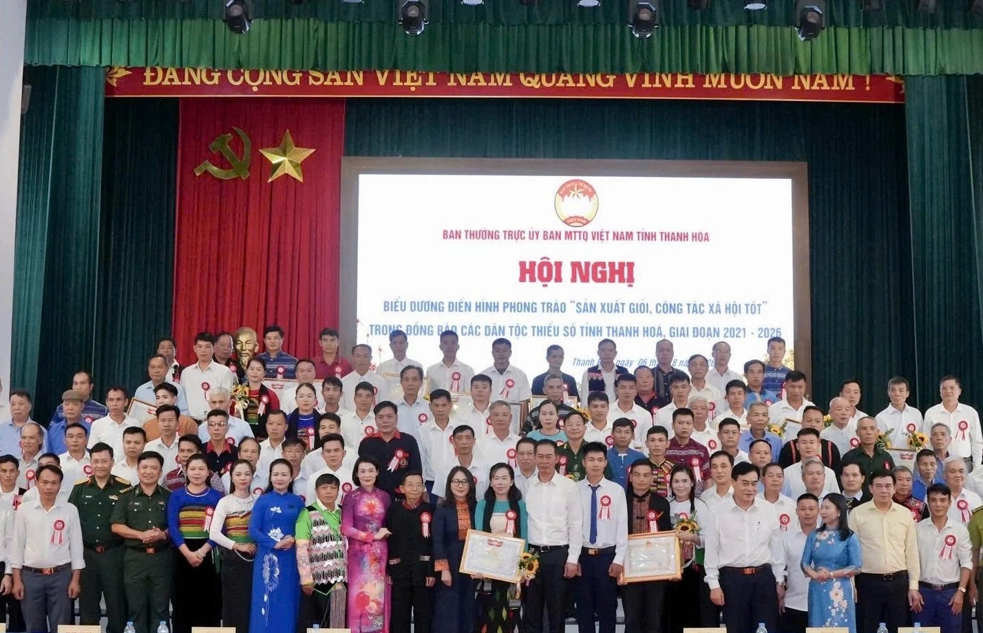 Lãnh đạo tỉnh Thanh Hóa chụp ảnh với các điển hình “Sản xuất giỏi, công tác xã hội tốt” trong đồng bào DTTS.