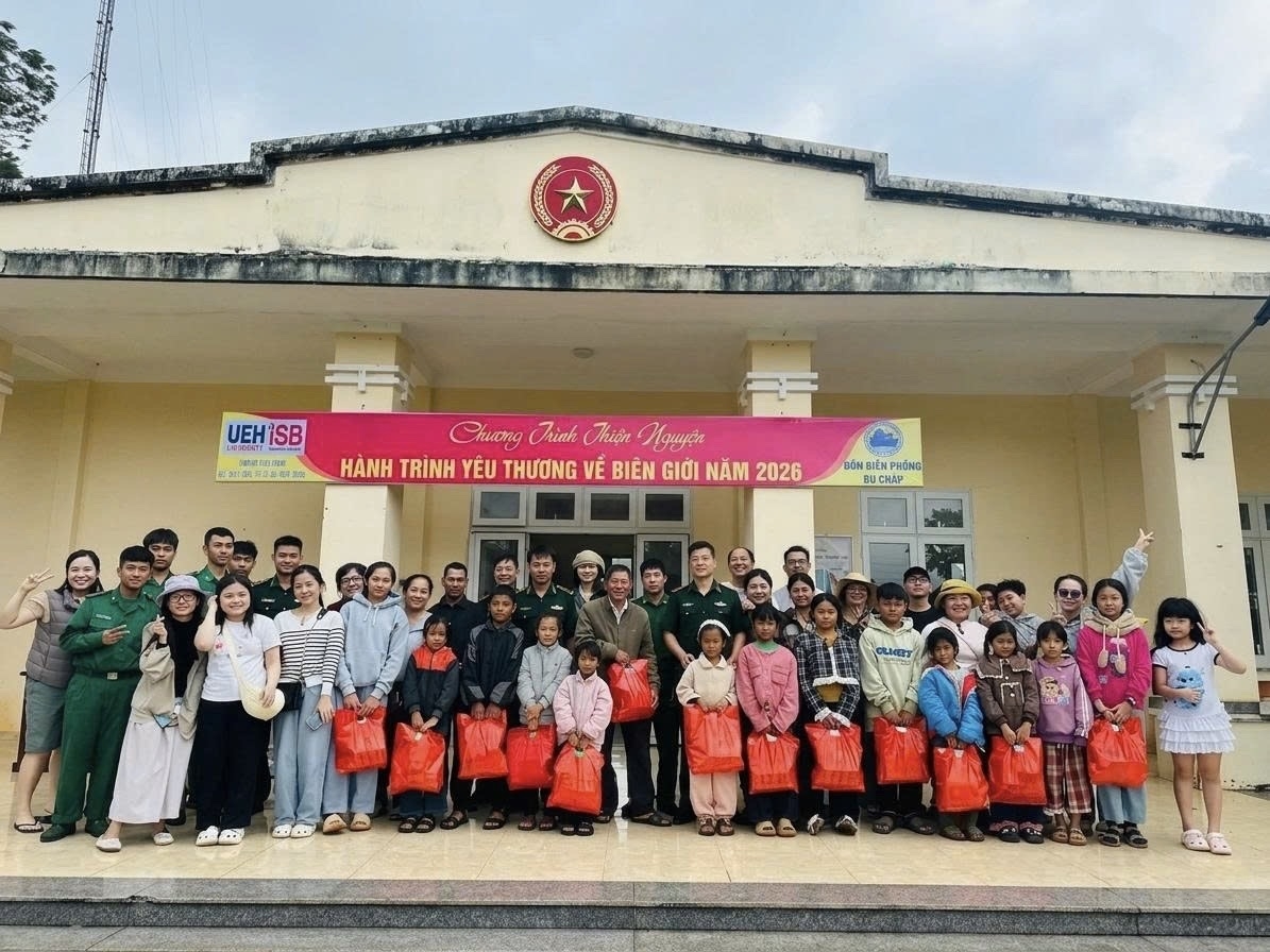 Chăm lo cho học sinh có hoàn cảnh khó khăn trên địa bàn khu vực biên giới Quảng Trực qua Chương trình thiện nguyện “Hành trình yêu thương về biên giới” năm 2026 bằng những phần quà ý nghĩa