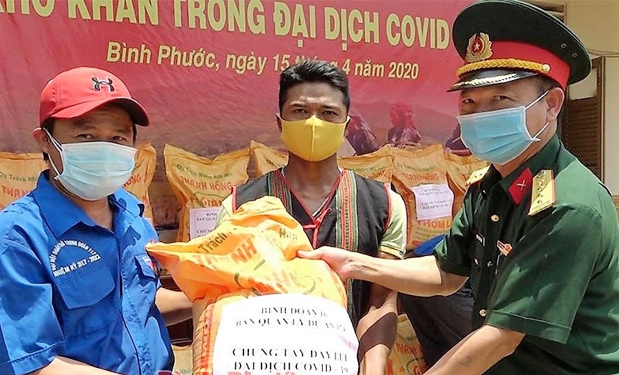 Chăm lo đến hộ công nhân dân tộc thiểu số hoàn cảnh khó khăn bị ảnh hưởng bởi đại dịch Covid-19