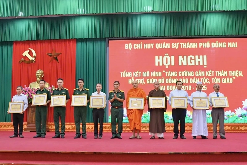 Các cá nhân tiêu biểu trong thực hiện mô hình “Tăng cường gắn kết thân thiện, hỗ trợ, giúp đỡ đồng bào dân tộc, tôn giáo” nhận khen thưởng của Bộ Chỉ huy Quân sự thành phố Đồng Nai