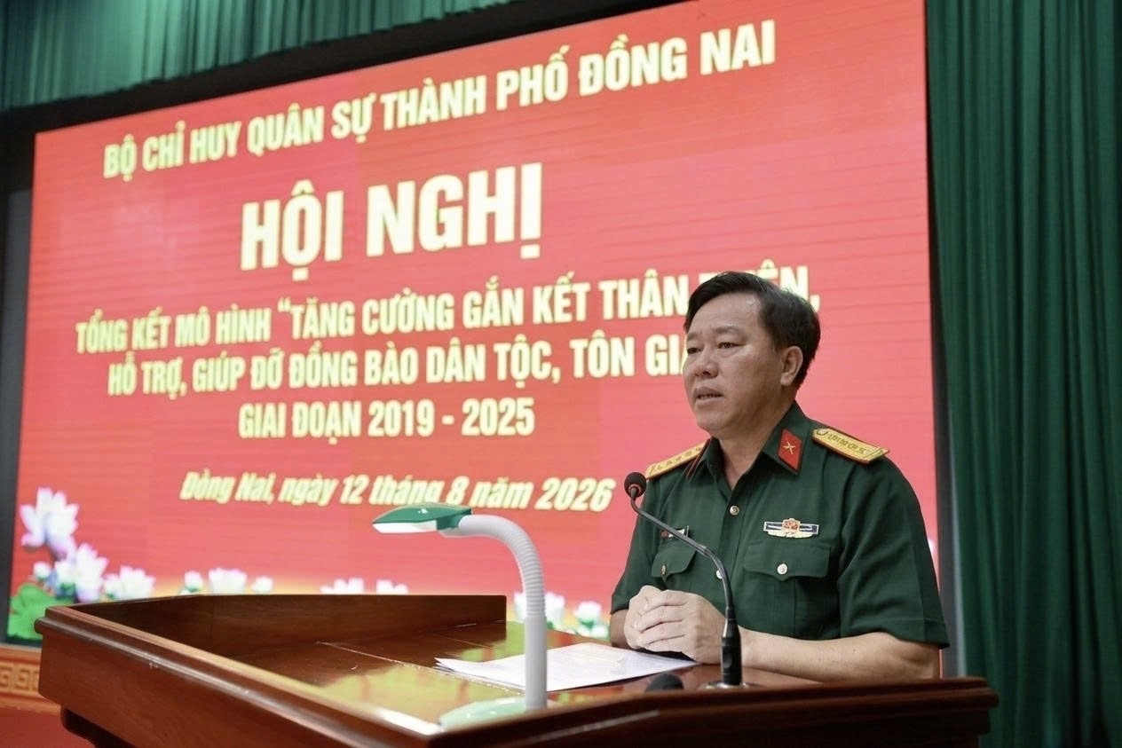 Đại tá Thái Thành Đức, Phó Chủ nhiệm Chính trị Quân khu 7 phát biểu tại Hội nghị