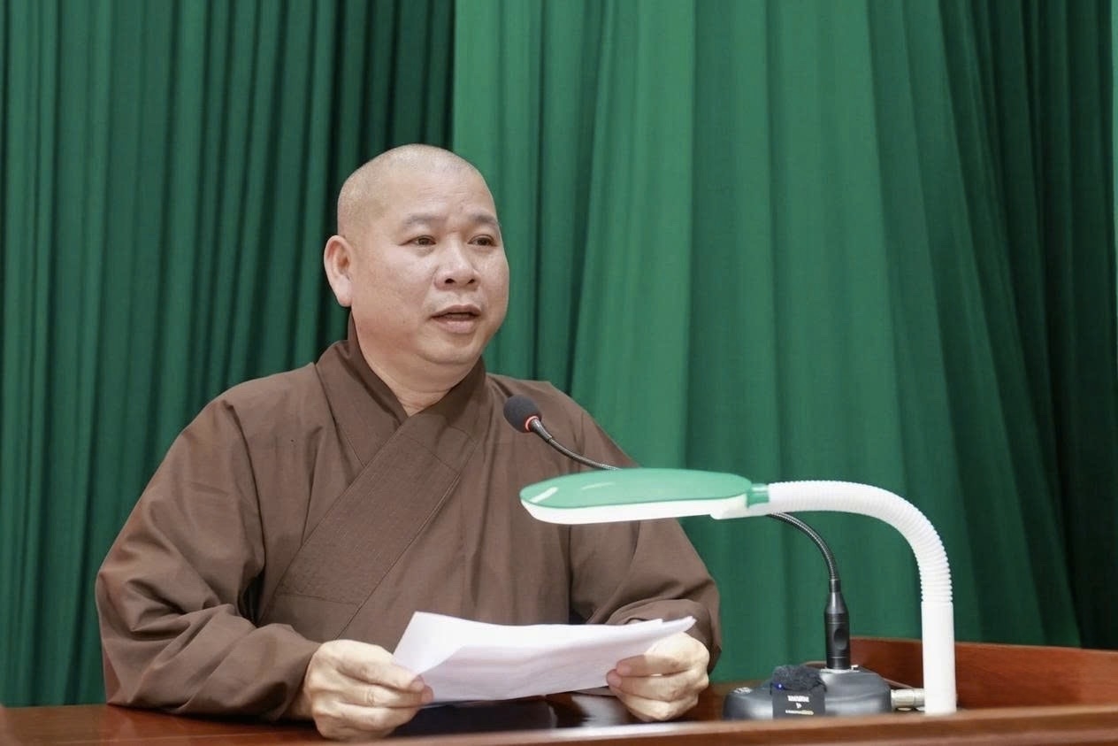 Đại đức Thích Minh Hậu, Phó Phân ban Hướng dẫn Phật tử Trung ương Giáo hội Phật giáo Việt Nam, trụ trì chùa Đức Hạnh (xã Phú Nghĩa, thành phố Đồng Nai) phát biểu tham luận tại Hội nghị
