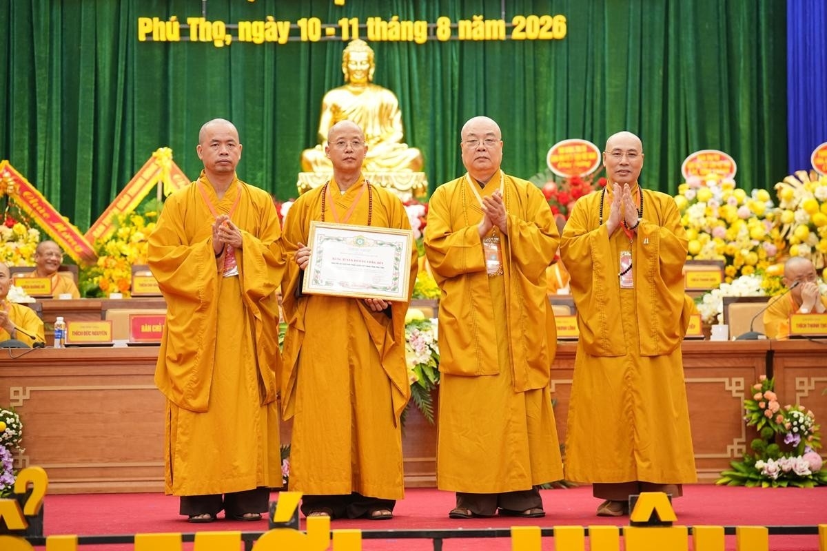Hòa thượng Thích Thanh Nhiễu trao Bằng tuyên dương công đức của Trung ương Giáo hội đến tập thể Ban Trị sự Giáo hội Phật giáo Việt Nam tỉnh Phú Thọ