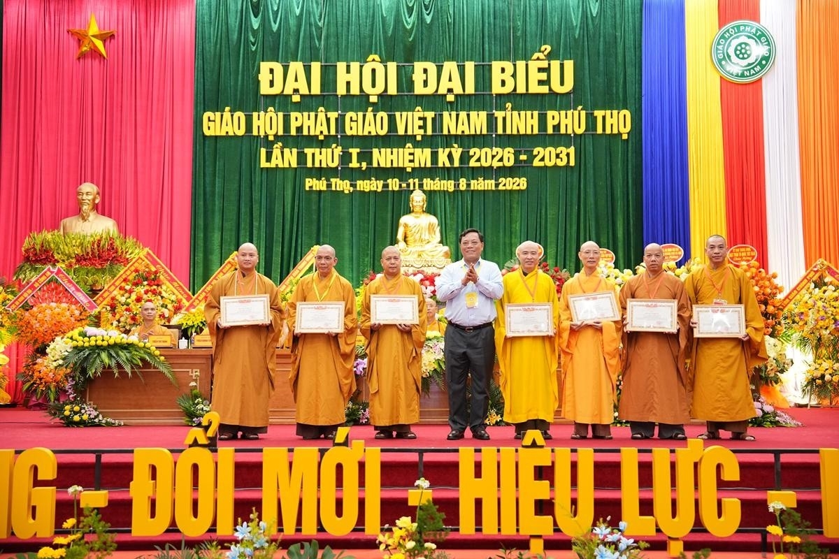 Thứ trưởng Bộ Dân tộc và Tôn giáo Nguyễn Hải Trung tặng Bằng khen cho các cá nhân Ban Trị sự tỉnh trong công tác Phật sự tỉnh nhiệm kỳ 2022-2027