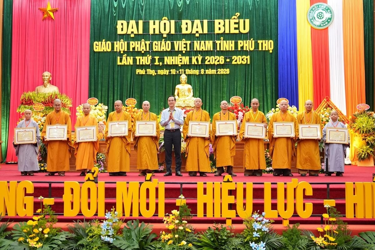 Các cá nhân nhận Bằng khen của Chủ tịch UBND tỉnh Phú Thọ ghi nhận những đóng góp trong công tác Phật sự tốt đạo đẹp đời