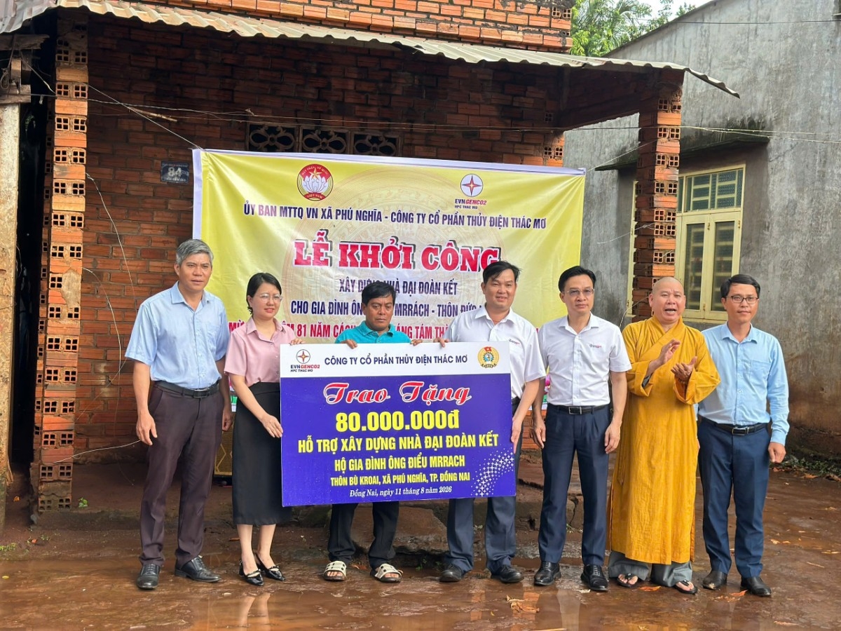  Gia đình ông Điểu Mrrach và bà Thị LáH là hộ đồng bào dân tộc S’tiêng nhận hỗ trợ xây dựng nhà ở