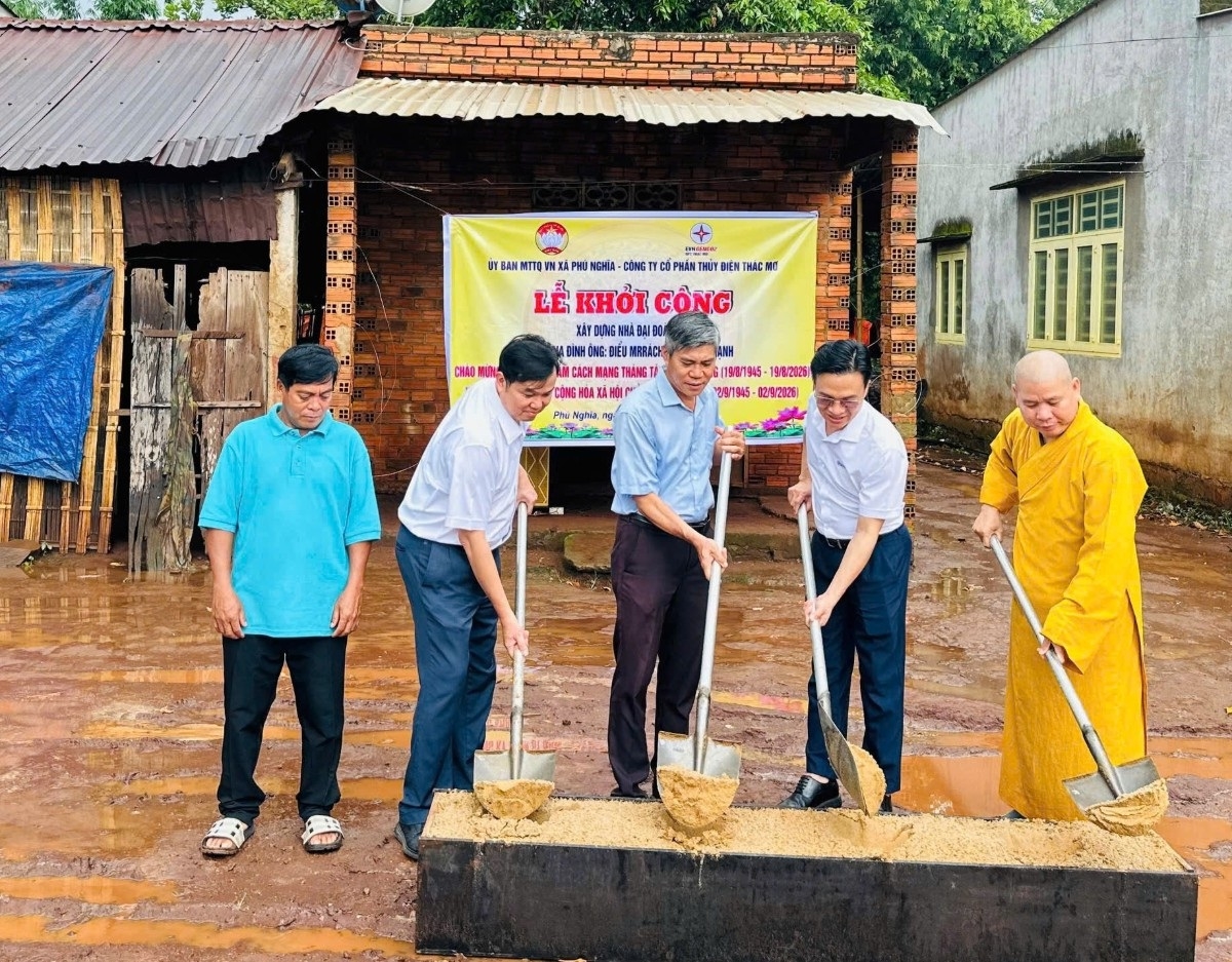Khởi công xây dựng nhà Đại đoàn kết cho gia đình ông Điểu Mrrach và bà Thị LáH