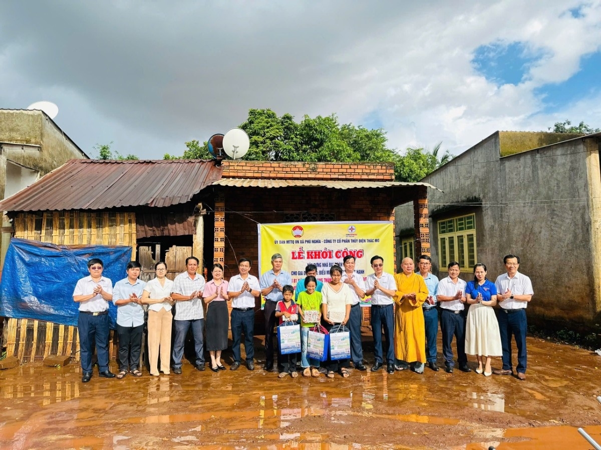 Các đại biểu tại Lễ khởi công