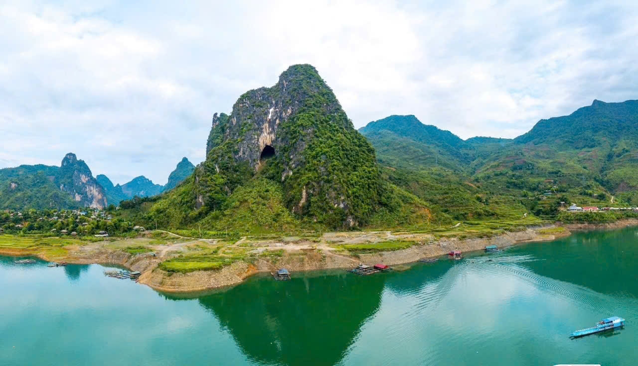 Vẻ đẹp vùng lòng hồ thủy điện Sơn La nhìn từ khu vực xã Chiềng Lao 