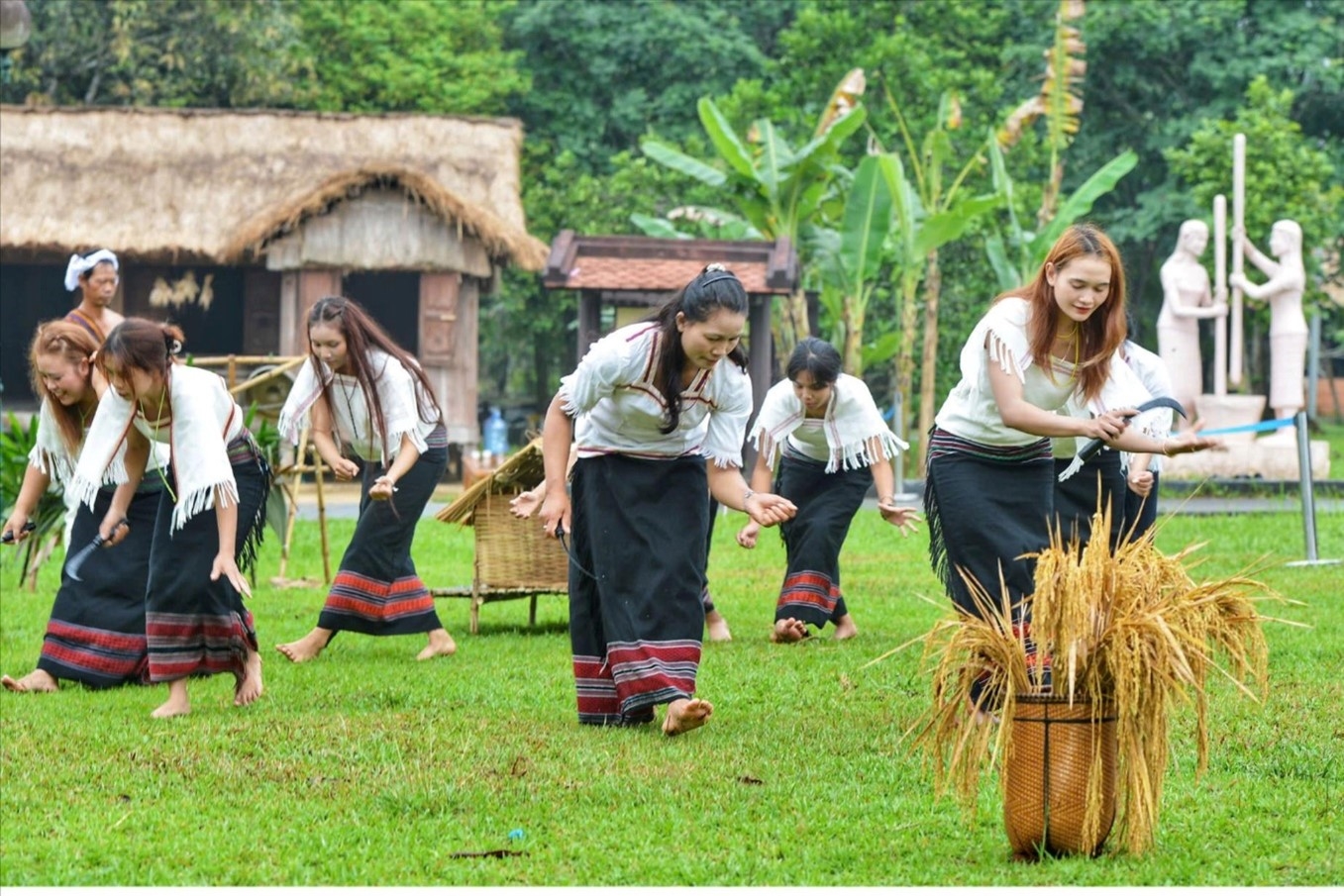 Chị Touneh Ma Tina (ngoài cùng bên phải) cùng Đoàn nghệ nhân tỉnh Lâm Đồng tái hiện 