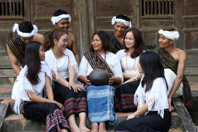 Nghệ nhân Touneh Ma Tina (thứ 2 bên phải sang) cùng nghệ nhân ưu tú Ma Bio truyền dạy văn hóa cho thế hệ trẻ trong buôn làng
